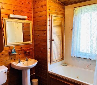 Allerthorpe Chalet De Esquí | Secluded Rustic Cabin - A Digital Detox Paradise.