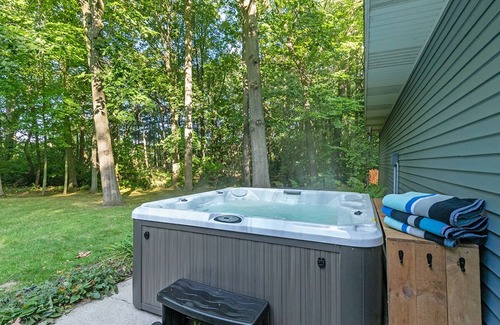 Saugatuck Cabaña | Secluded Saugatuck Retreat: Hot Tub, 3.5 Acres, Trails, Dog-Friendly
