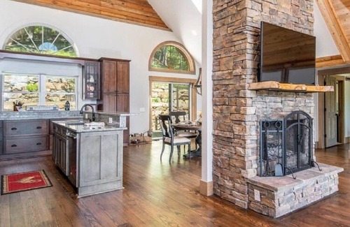 Leicester Casa | Secluded, scenic and upscale cabin close to Asheville