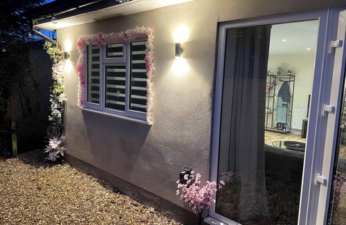 Ferndown Apartamento | Secluded secret garden Adults only