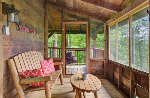 Gatlinburg - Pigeon Forge Casa | Secluded Sevierville Cabin with Hot Tub!