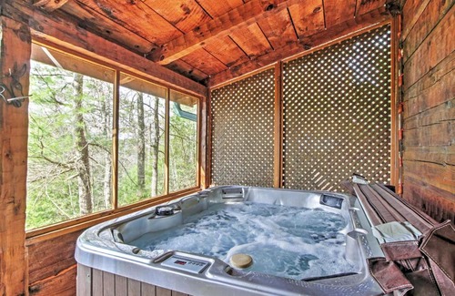 Gatlinburg - Pigeon Forge Casa | Secluded Sevierville Cabin with Hot Tub!
