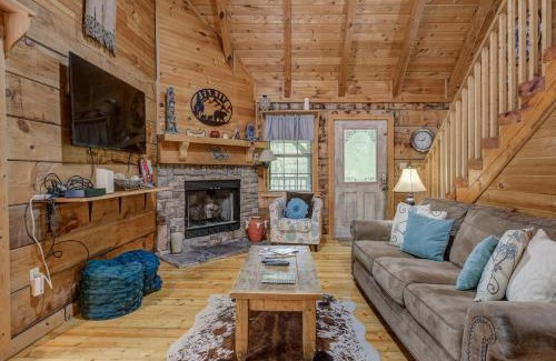 Gatlinburg - Pigeon Forge Casa | Secluded Sevierville Cabin with Hot Tub!