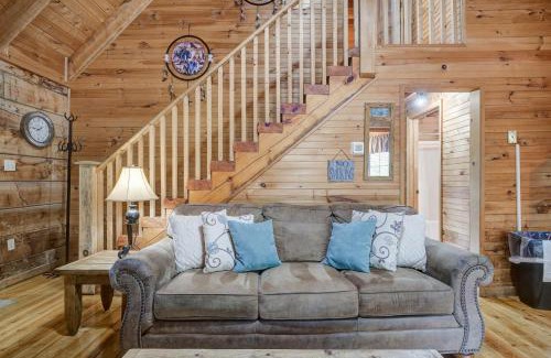Gatlinburg - Pigeon Forge Casa | Secluded Sevierville Cabin with Hot Tub!