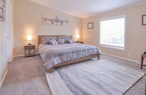 Emerado Casa | Secluded, Spacious 3Bd 2Ba 3/4 Acre, 13min to UND, <1mi Grand Forks AFB,
