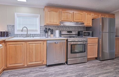 Emerado Casa | Secluded, Spacious 3Bd 2Ba 3/4 Acre, 13min to UND, <1mi Grand Forks AFB,