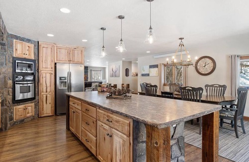 Custer Casa | Secluded Stay in a Wonderful Creekside Getaway
