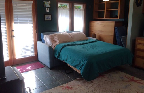 Kingston Apartamento | Secluded Studio-10 minutes from Kingston ferry dock