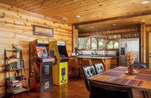 Hochatown Cabina | Secluded Stylish Cabin - Large Patio, Hot Tub, Fire Pit, Arcade, Pets OK