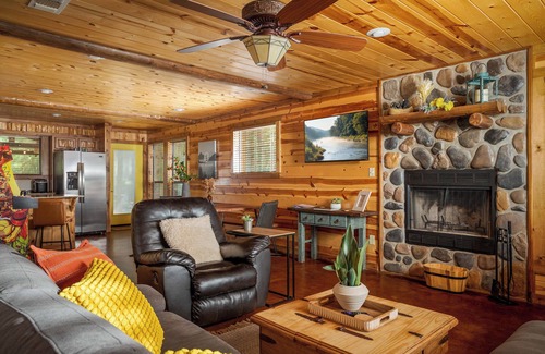 Hochatown Cabina | Secluded Stylish Cabin - Large Patio, Hot Tub, Fire Pit, Arcade, Pets OK