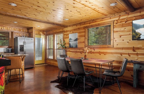 Hochatown Cabina | Secluded Stylish Cabin - Large Patio, Hot Tub, Fire Pit, Arcade, Pets OK