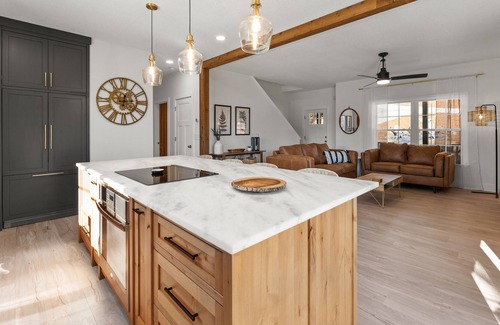 Dahlonega Casa | Secluded, stylish river home w/fishing pond!