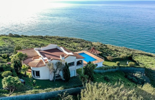 Paul do Mar Villa | Aislada Sunset Villa ubicada en exuberantes jardines maduros con increíbles vistas al mar