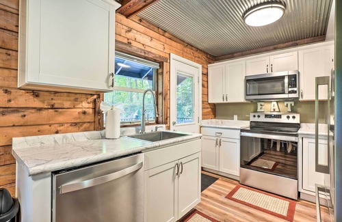 Kimberling City Cabina | Secluded Table Rock Lake/Branson Cabin w/ Hot Tub!