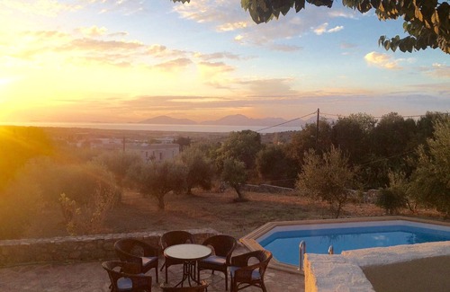 Amaniou Villa | Casa tradicional griega con piscina.