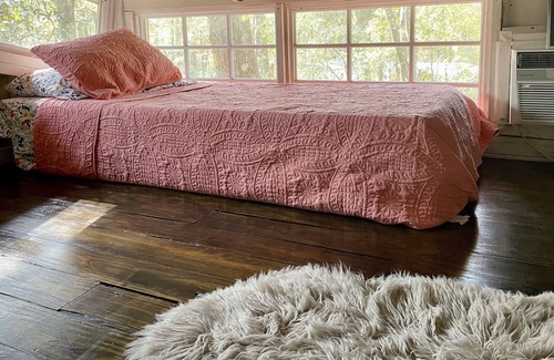 Old Town Cabina | Secluded Treehouse Cabin Retreat near the Suwannee River and freshwater springs!