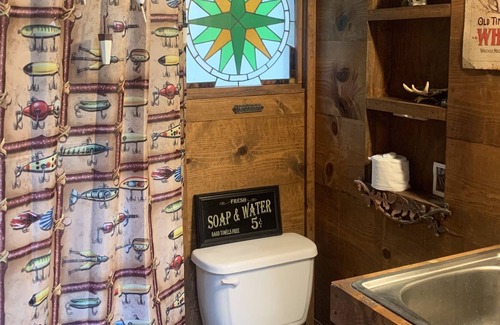 Old Town Cabina | Secluded Treehouse Cabin Retreat near the Suwannee River and freshwater springs!
