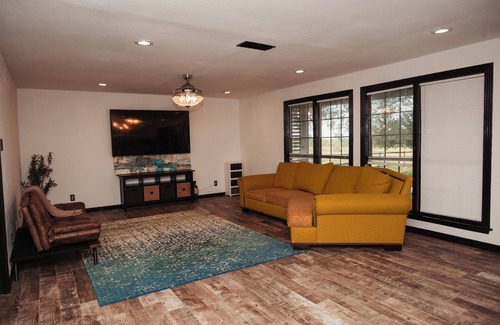 Gober Otro | Secluded TX Ranch Retreat. Romantic Sunsets , Hot-tub, Pet-friendly & Gated!