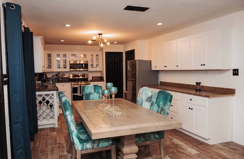 Gober Otro | Secluded TX Ranch Retreat. Romantic Sunsets , Hot-tub, Pet-friendly & Gated!
