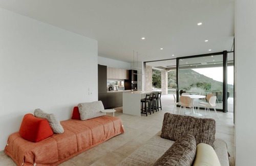 Brenzone sul Garda Villa | Villa apartada, con vistas épicas y piscina, a 6 minutos en coche del centro del pueblo y de la playa pública.