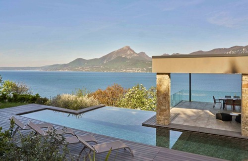 Brenzone sul Garda Villa | Villa apartada, con vistas épicas y piscina, a 6 minutos en coche del centro del pueblo y de la playa pública.