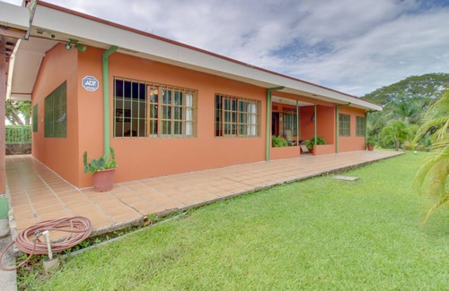 San Mateo Villa | Agradable para perros, villa aislada w / piscina, terraza, parrilla y gran lote privado