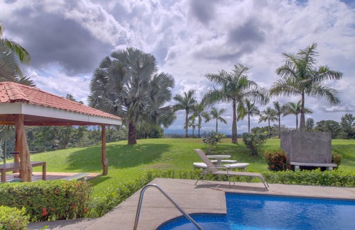 San Mateo Villa | Agradable para perros, villa aislada w / piscina, terraza, parrilla y gran lote privado