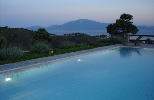 Paradise Beach Villa | Villa aislada con piscina privada en la isla virgen de Evia