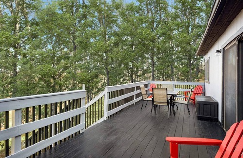 New Market Chalet De Esquí | Secluded w Fireplace, Deck, Fire Pit, Grill & WiFi