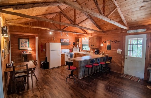 Smithville Cabina | Aislamiento en los pinos perdidos