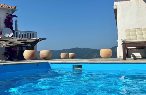 Alonissos Villa | Chic Alonissos Luxury Villa Pool con impresionantes vistas al mar. Privacidad y encanto. Wi-Fi