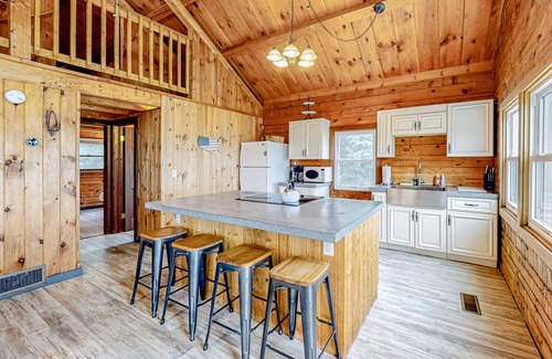 Montgomery Center Condominio | Second floor, dog-friendly condo with modern decor and lovely views