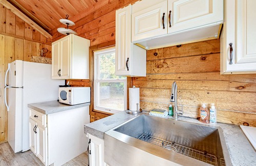 Montgomery Center Condominio | Second floor, dog-friendly condo with modern decor and lovely views