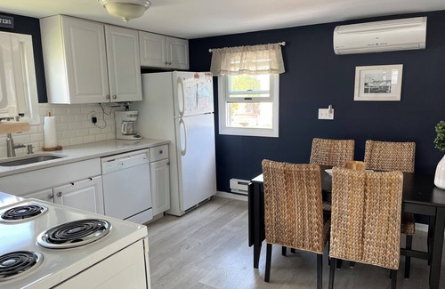 Beach Haven Condominio | Second Floor Oceanside 2 BR Condo in Beach Haven. Great Central Location!