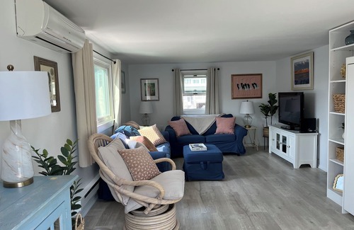 Beach Haven Condominio | Second Floor Oceanside 2 BR Condo in Beach Haven. Great Central Location!