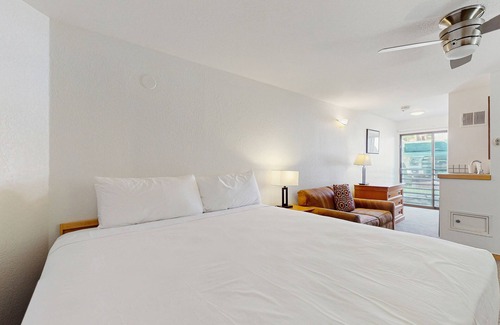 West End Cabina | Second-floor room on Main St - pool & hot tub - walk to lifts, dog-friendly