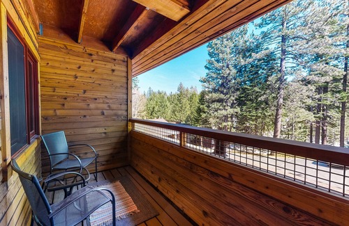 Tahoe Woods Apartamento | Second-level studio with mountain views - pool & covered balcony