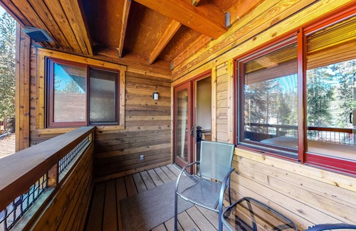 Tahoe Woods Apartamento | Second-level studio with mountain views - pool & covered balcony