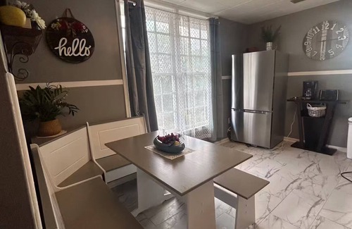 St. Joseph Apartamento | Second story Apartment with Castle View