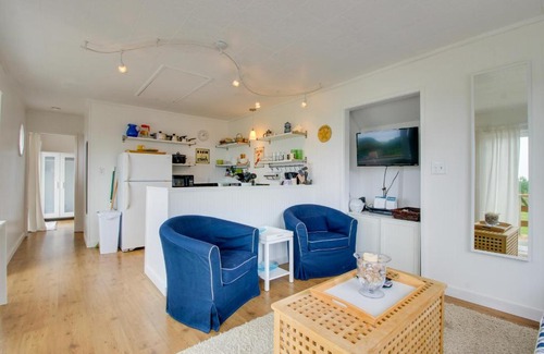Rockaway Beach Casa | Second Tide - Oceanview Cottage