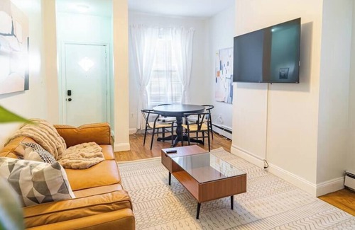 West Side Apartamento | Seconds from Lincoln Park, NYC transit