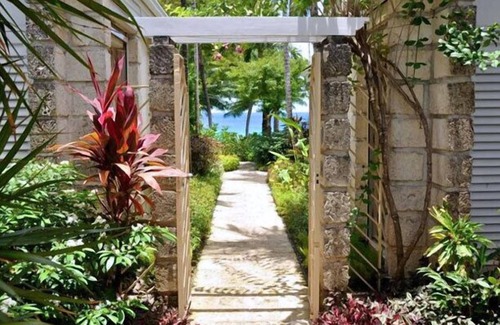 Derricks Apartamento | Secret Cove 4 | Beach Front - Located in Tropical Saint James with House Cleaning Included