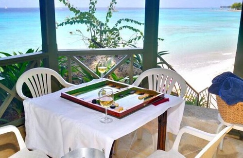 Derricks Apartamento | Secret Cove 4 | Beach Front - Located in Tropical Saint James with House Cleaning Included