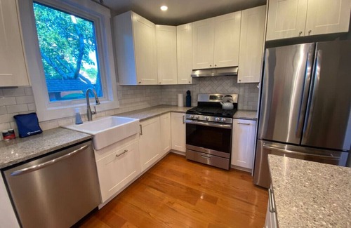 Wilkinsburg Apartamento | Secret Garden by Frick Park with Garage Parking