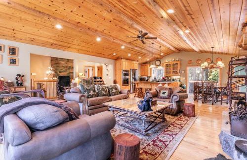 Carnelian Bay Casa | Secret Garden Lodge - 4BR Walking Distance to the Lake, Hot Tub, Close to Ski Resorts!