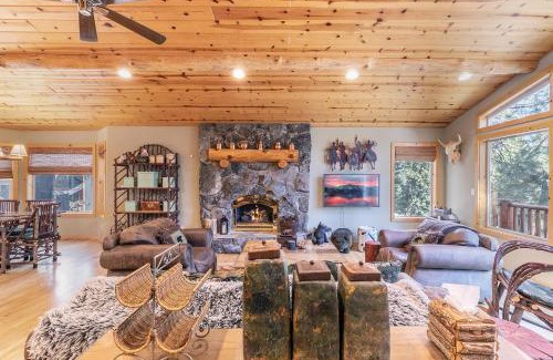 Carnelian Bay Casa | Secret Garden Lodge - 4BR Walking Distance to the Lake, Hot Tub, Close to Ski Resorts!