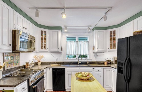 Newburyport Casa | Secret Garden: Sanctuary walk to town, private garden, central AC