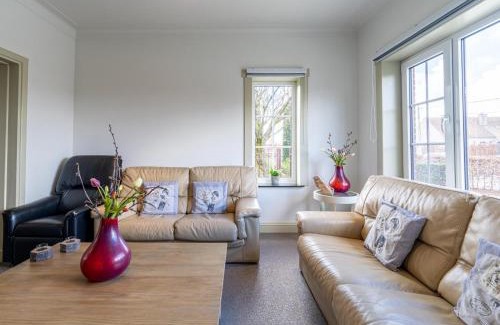 Grote-Brogel Casa | Secretarishuis