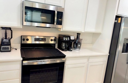 Northside Casa | Secure and Charming 3-bedroom house with AC, WiFi near Jacksonville airport