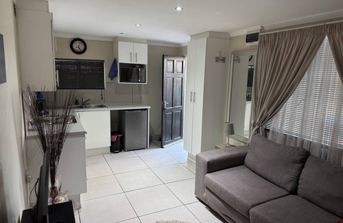 Edenvale Cabaña | Secure cottage with Wi-fi+PLEX O.R. Tambo Airport